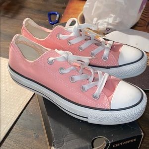 Pink low top converse